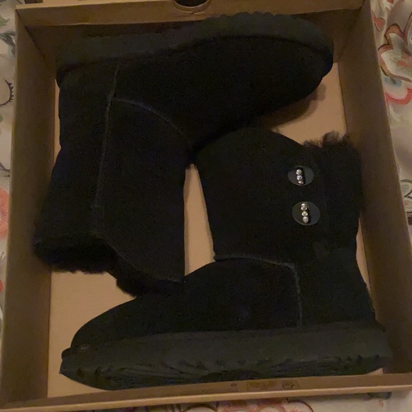 Women’s UGG size 7 black boots with UGG care kit - Picture 2 of 4